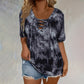 👚 ČASOVĚ OMEZENÁ SLEVA 49%! ✨ Batikované tričko se šněrováním a výstřihem do V – nastavitelný střih, měkká směs, ležérní elegance 🌈